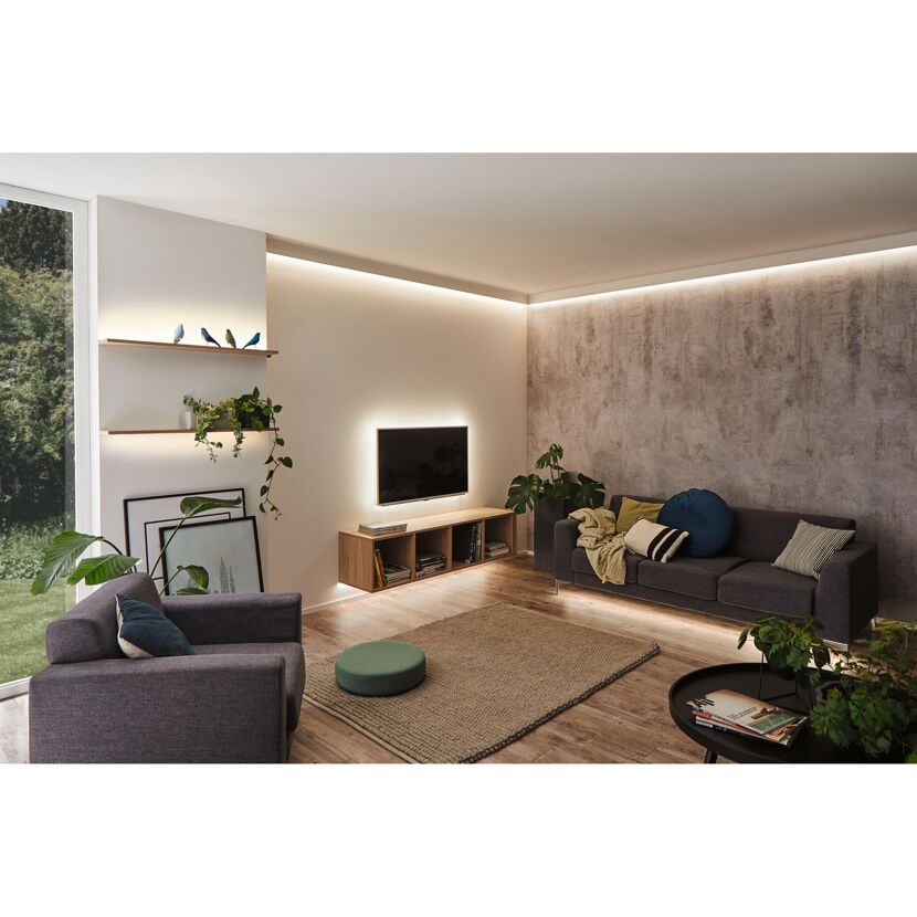 Wohnzimmer mit indirekter Beleuchtung durch LED-Stripes