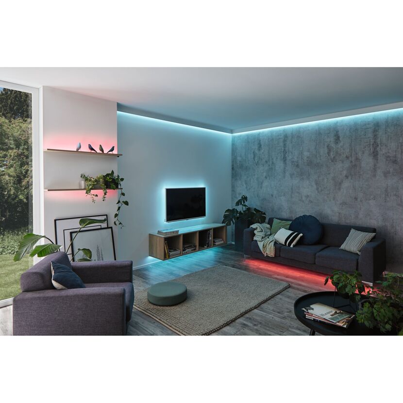 Wohnzimmer mit bunter LED-Beleuchtung