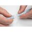 Zwei Hände halten LED-Strip-Stecker