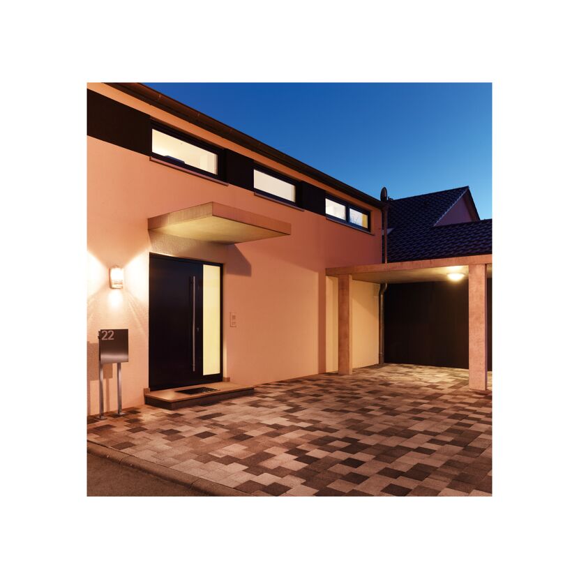 Modernes Haus mit Auffahrt bei Nacht