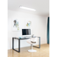 Moderner Arbeitsplatz mit LED-Deckenleuchte