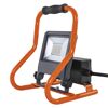 LED-Bauleuchte mit orangefarbenem Griff und Standfuß
