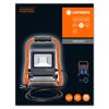 LED-Baustrahler mit orangefarbenem Griff und Kabel.