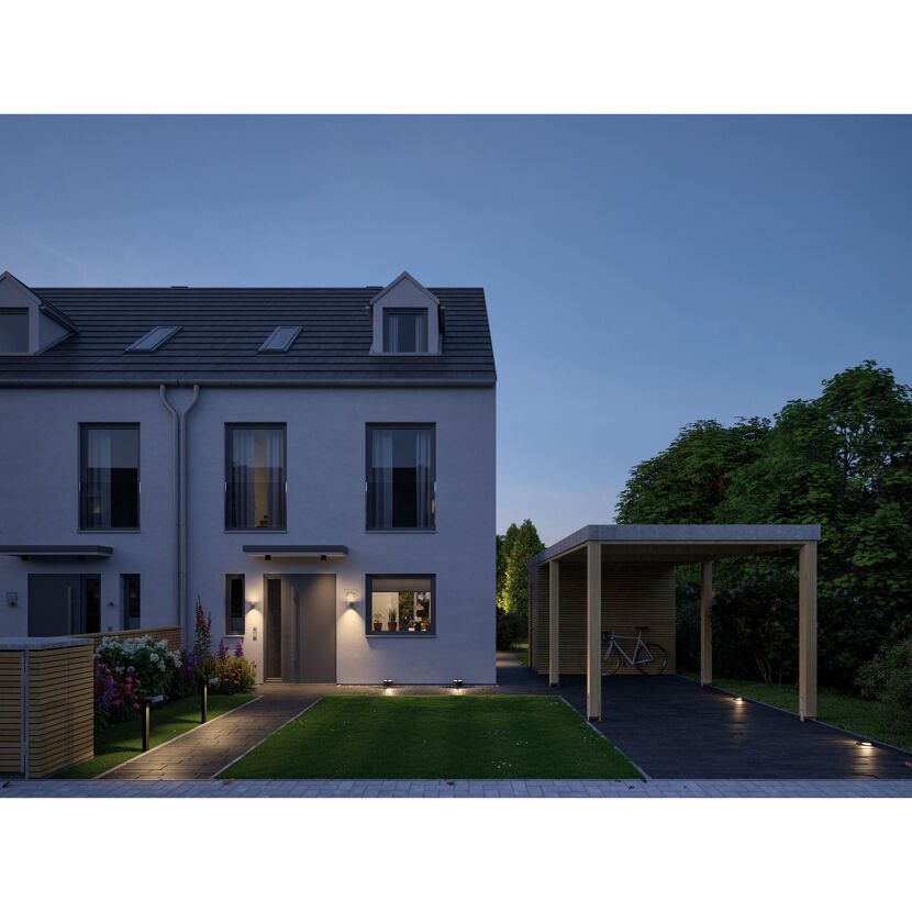Modernes Reihenhaus mit Carport in der Abenddämmerung
