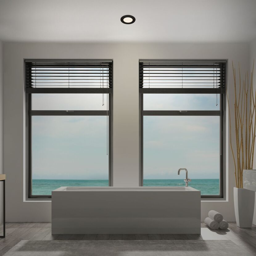 Badezimmer mit Badewanne und Meerblick