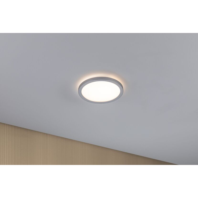 Warmweiß leuchtendes LED-Panel 'Atria Shine' an der Decke.