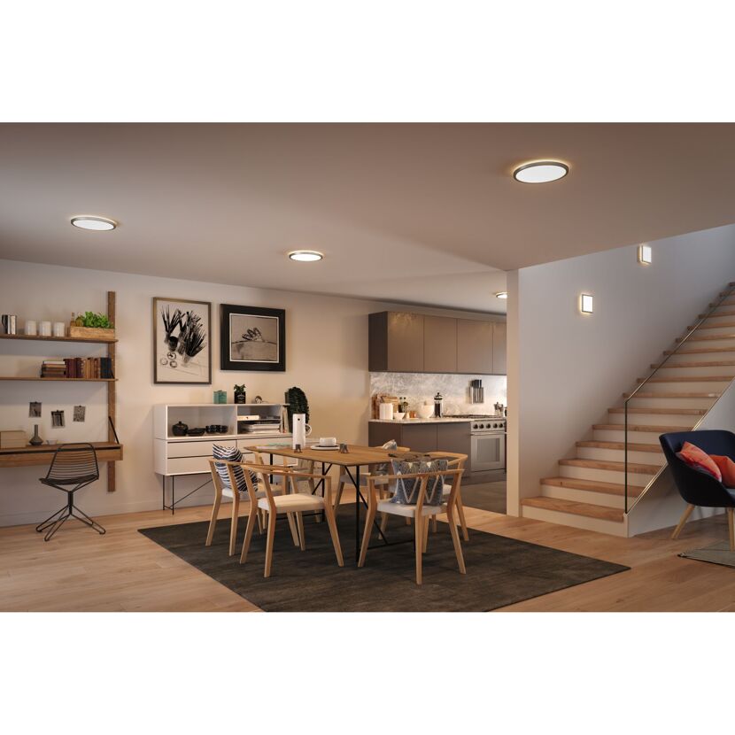 Esszimmer mit runden Deckenleuchten