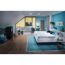 Modernes Schlafzimmer mit zwei Abia LED-Paneelen an der Decke