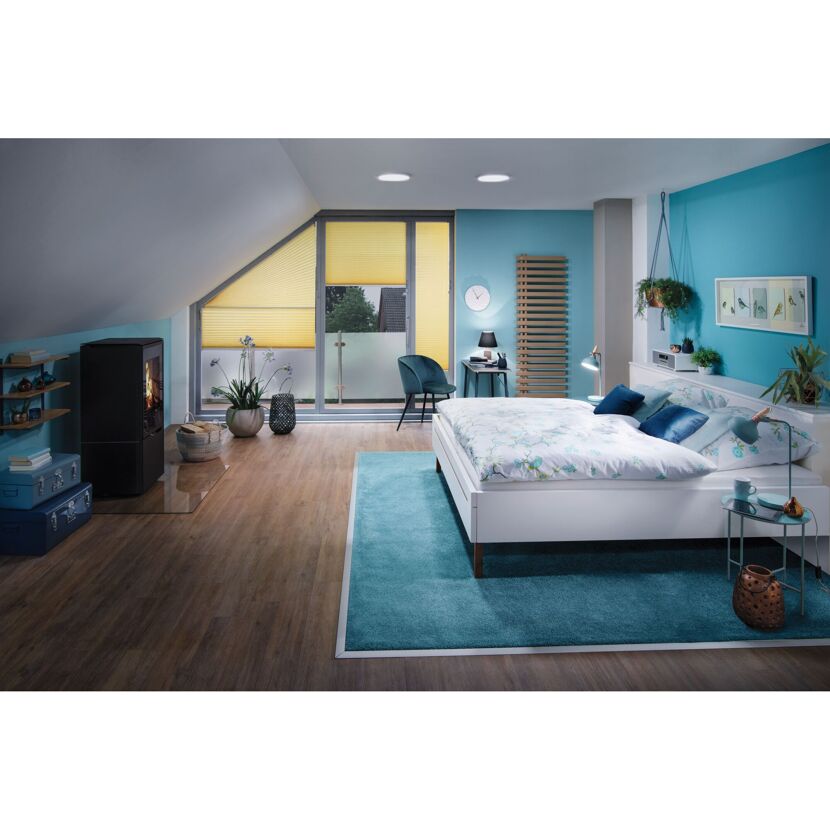 Modernes Schlafzimmer mit zwei Abia LED-Paneelen an der Decke