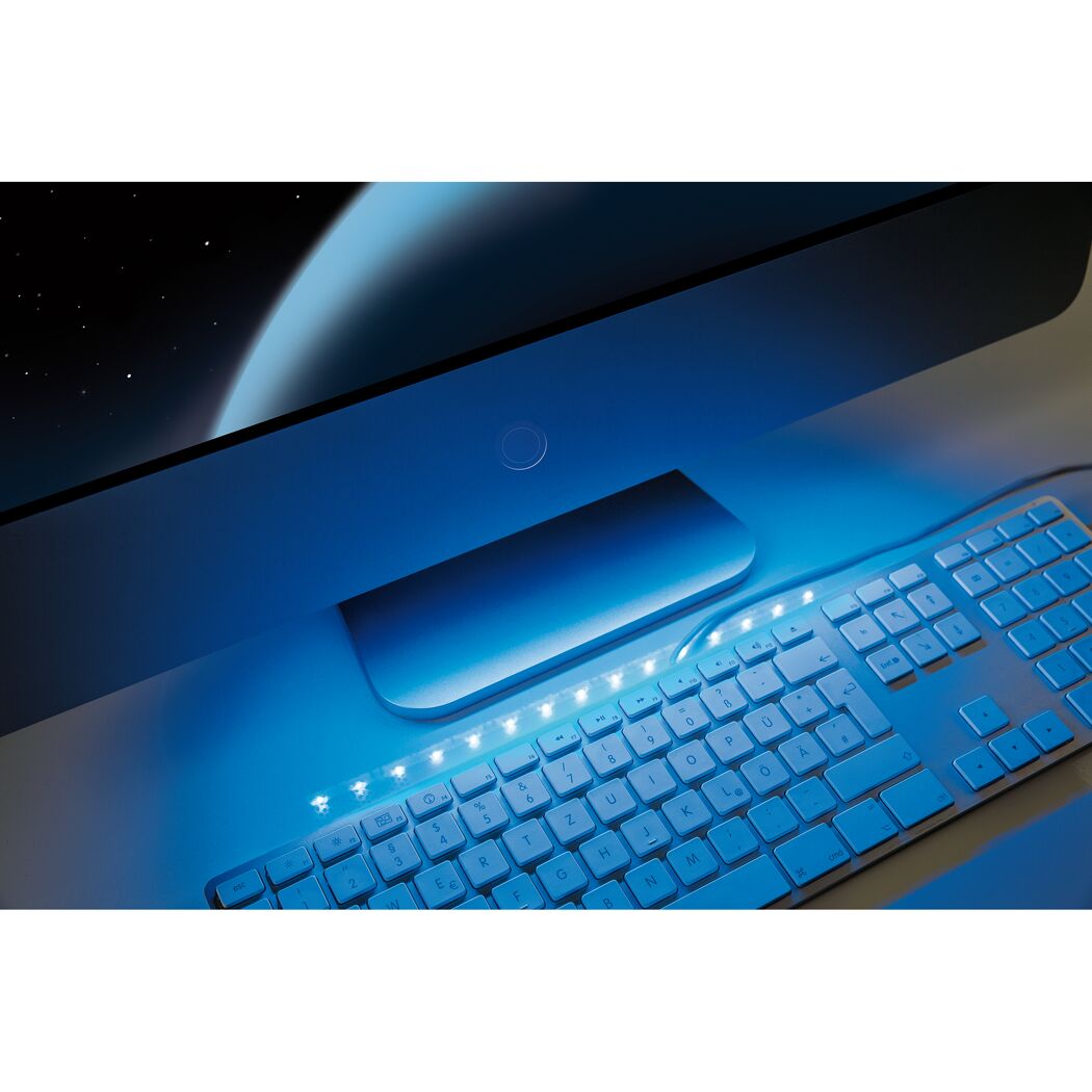 Beleuchtete Tastatur vor Computerbildschirm