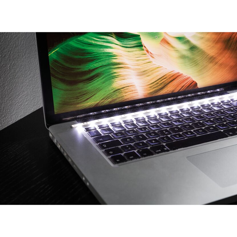 Laptop mit LED-Lichtleiste an der Oberkante der Tastatur.