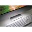 iMac mit Tastatur auf weißem Tisch.