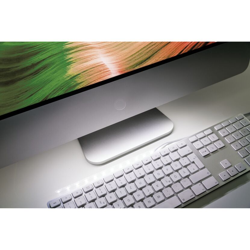 iMac mit Tastatur auf weißem Tisch.