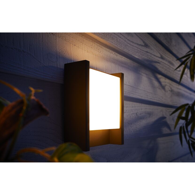 Angeschaltete schwarze Philips Hue Fuzo Wandleuchte