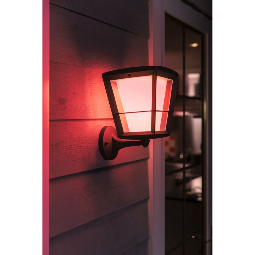Schwarze Hue Econic Wandleuchte leuchtet rot.