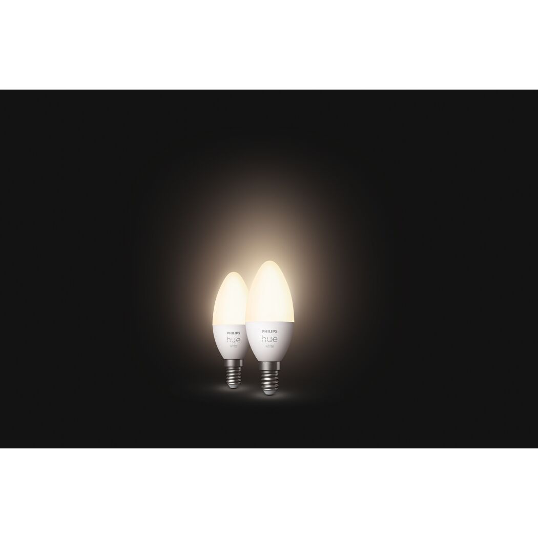 Zwei leuchtende Philips Hue LED Kerzenlampen