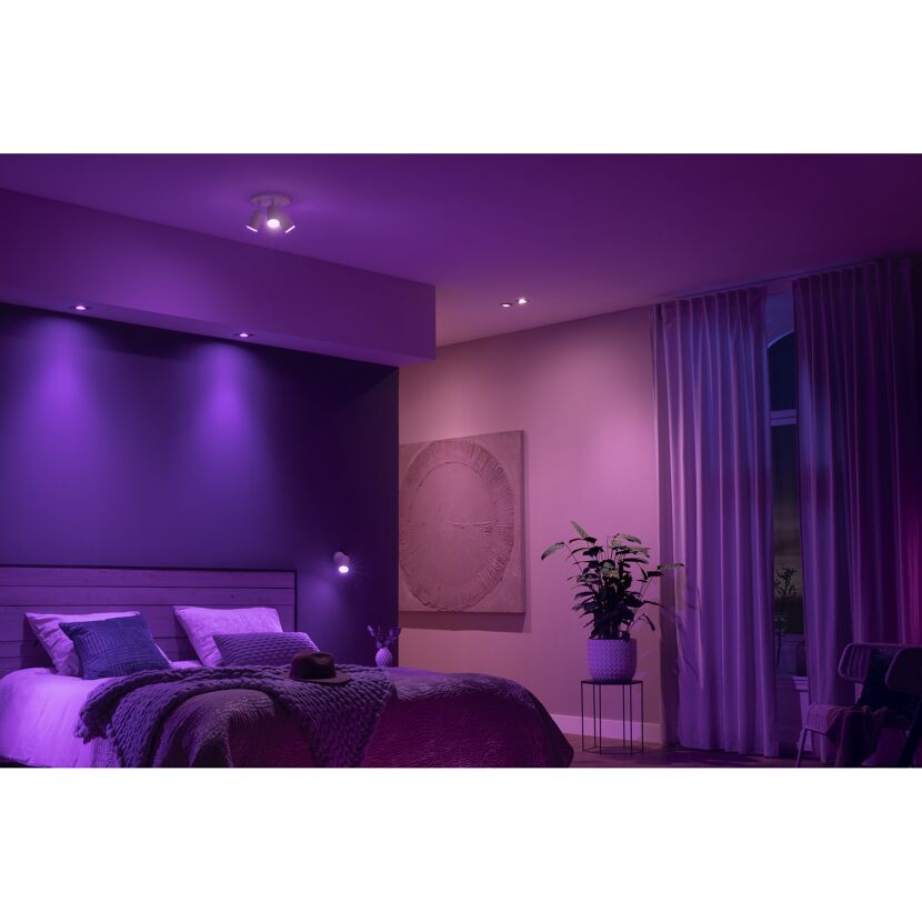 Schlafzimmer mit lila Beleuchtung von Philips Hue.