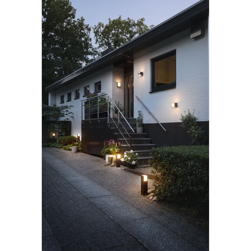 Beleuchtete Hausfassade mit Wand- und Wegeleuchten