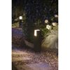 Schwarze Sockelleuchte beleuchtet einen Weg im Garten