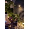 Beleuchtete Terrasse mit Grill und Gartenmöbeln
