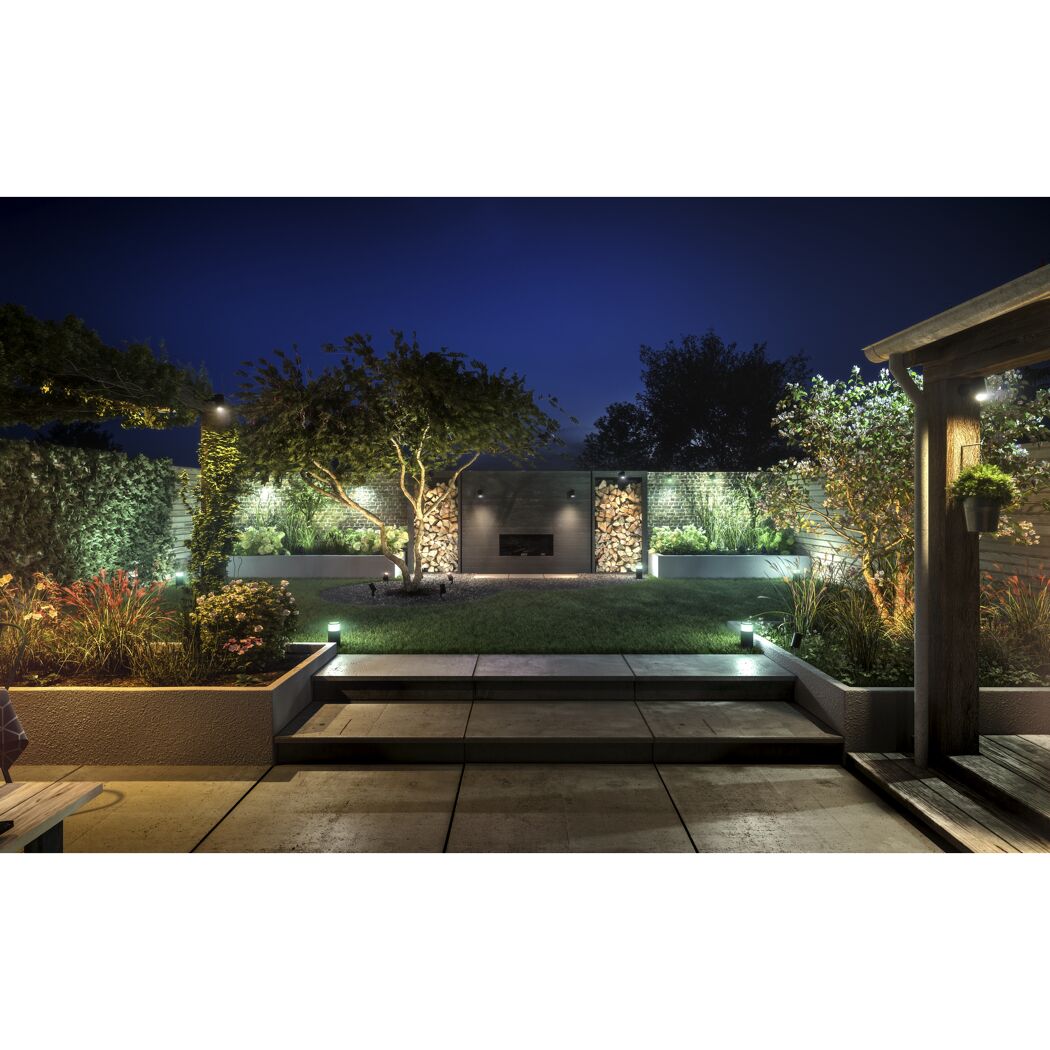 Garten bei Nacht mit stimmungsvoller Beleuchtung