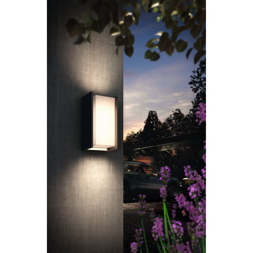 Schwarze LED-Wandleuchte Turaco an Hauswand