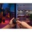 Person bedient Funkschalter Hue Tap Dial