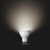 Philips Hue White GU10 LED-Leuchtmittel, leuchtet warmweiß.