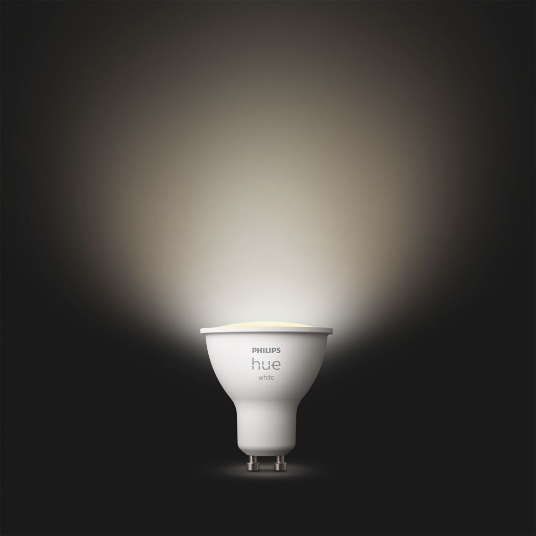 Philips Hue White GU10 LED-Leuchtmittel, leuchtet warmweiß.