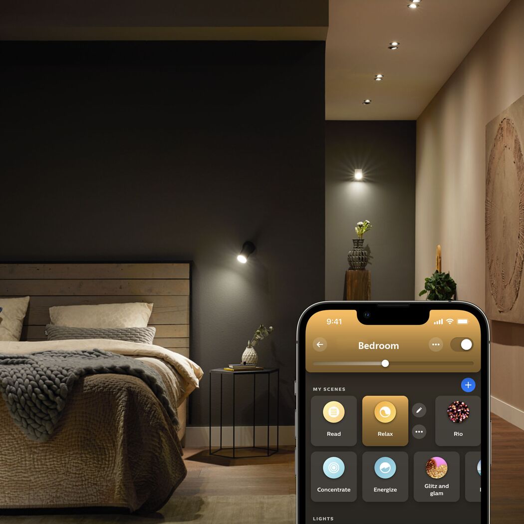 Smartphone steuert Philips Hue Beleuchtung im Schlafzimmer.