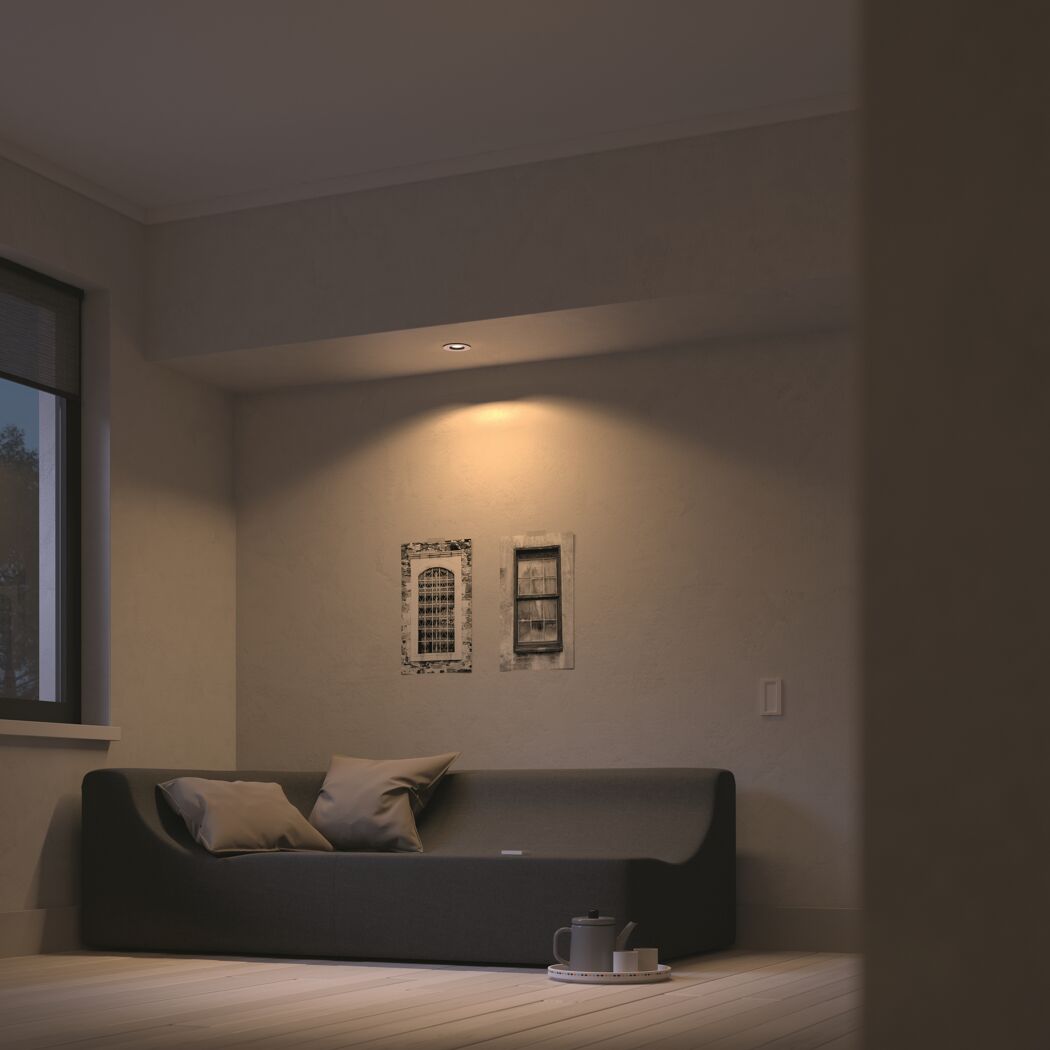 LED-Einbauspot 'Hue Milliskin' beleuchtet gemütlichen Wohnraum.