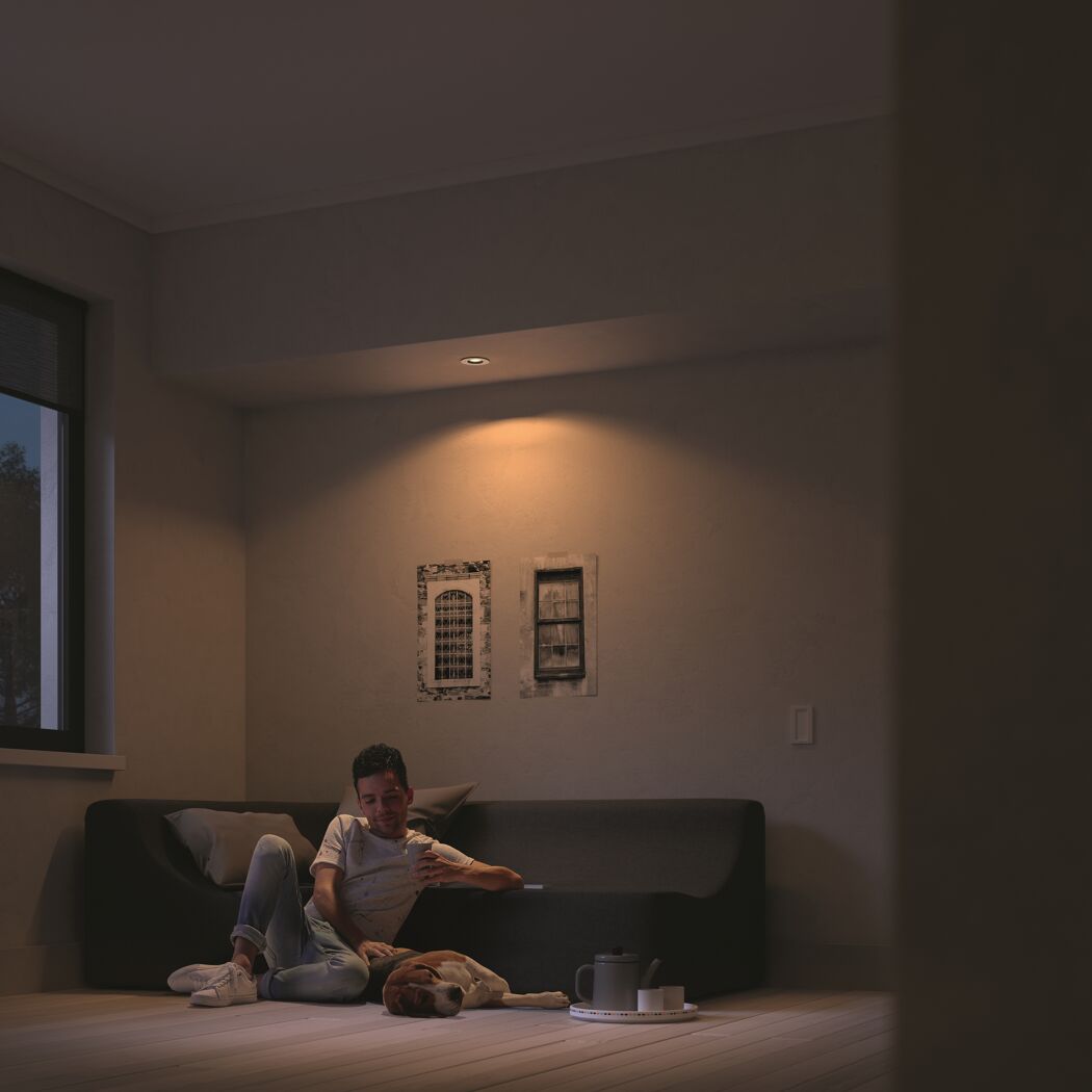 LED-Einbauspot 'Hue Milliskin' im gemütlichen Wohnzimmer.
