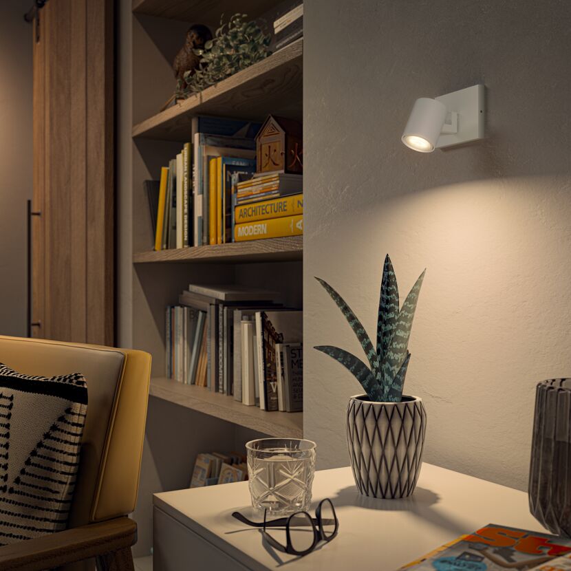 Weißer LED-Spot 'Hue Runner' an Wand beleuchtet Pflanzen.