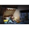 LED-Spot Hue Runner beleuchtet lesende Person im Schlafzimmer.