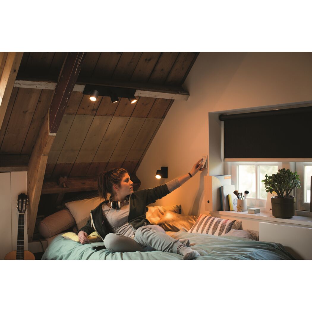 Person passt LED-Spot 'Hue Runner' Helligkeit an.