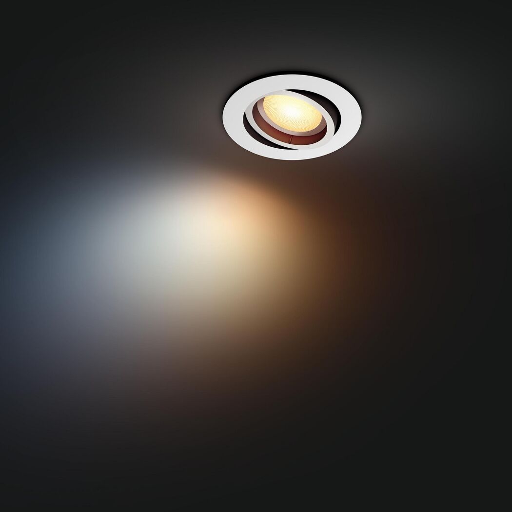 Weiße Einbauleuchte 'Hue Milliskin' leuchtet auf dunklem Hintergrund.