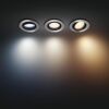 Drei silberfarbene Einbauleuchten 'Hue Milliskin' mit unterschiedlicher Lichtfarbe.