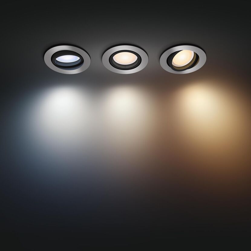 Drei silberfarbene Einbauleuchten 'Hue Milliskin' mit unterschiedlicher Lichtfarbe.
