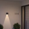 Schwarze Wandleuchte 'Hue Resonate' beleuchtet Hausnummer 114.