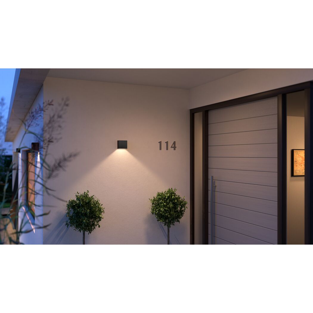 Wandleuchte 'Hue Resonate' beleuchtet Hausnummer 114 am Hauseingang.