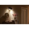 Zwei leuchtende LED-Spots 'Hue Fugato' an der Wand.
