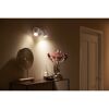 LED-Spot 'Hue Fugato' an Wand beleuchtet Konsole.