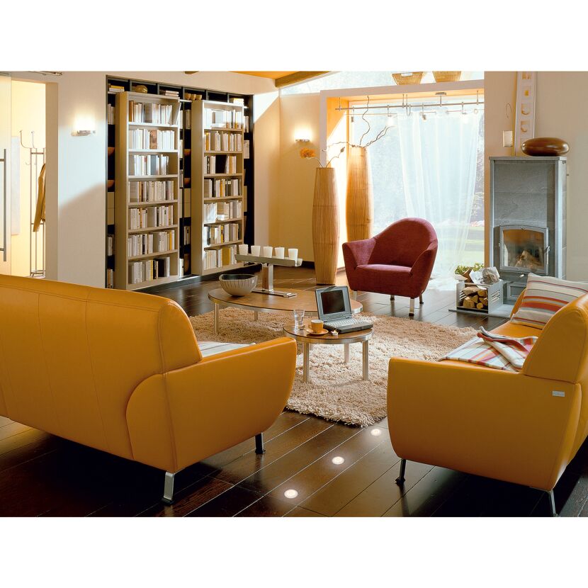 Gemütliches Wohnzimmer mit Kamin und gelben Ledersofas