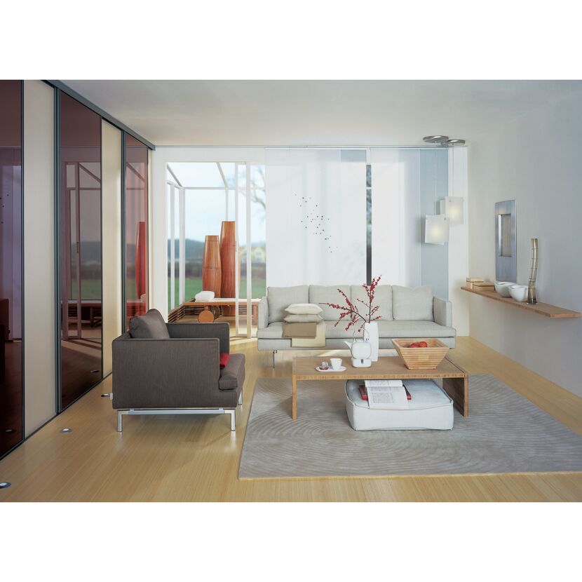 Modern eingerichtetes Wohnzimmer mit Bambus-Möbeln