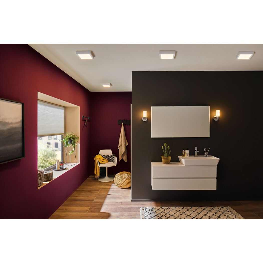 LED-Panel 'Lunar' in modernem Bad mit roten Wänden