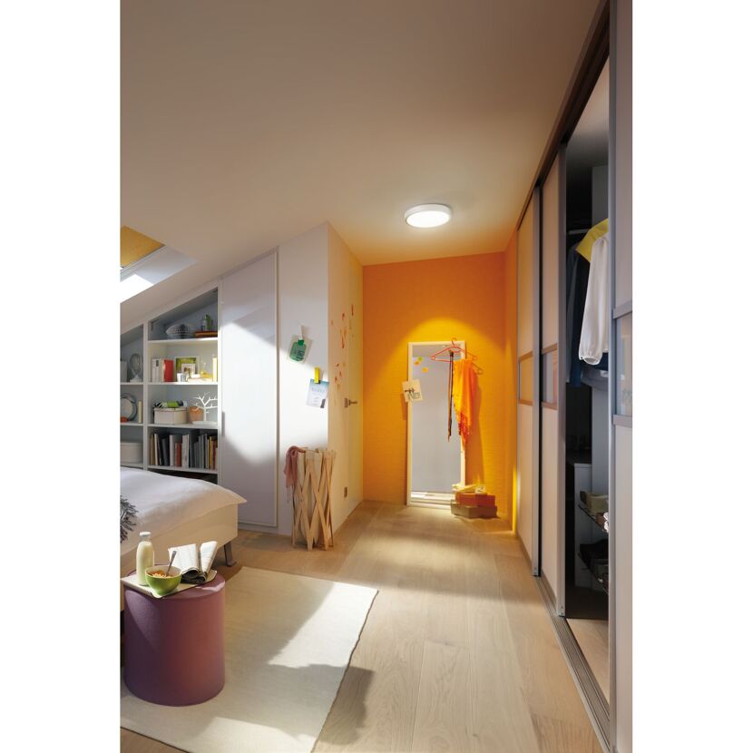 LED-Panel 'Lunar' an der Decke eines modernen Zimmers.