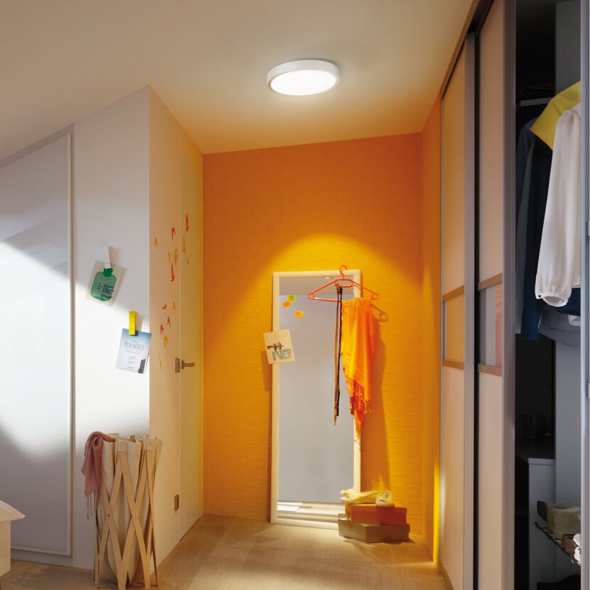 Weiße LED-Deckenleuchte Panel Lunar in einem Flur.