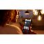 Person steuert Hue LED-Leuchtmittel mit Smartphone.