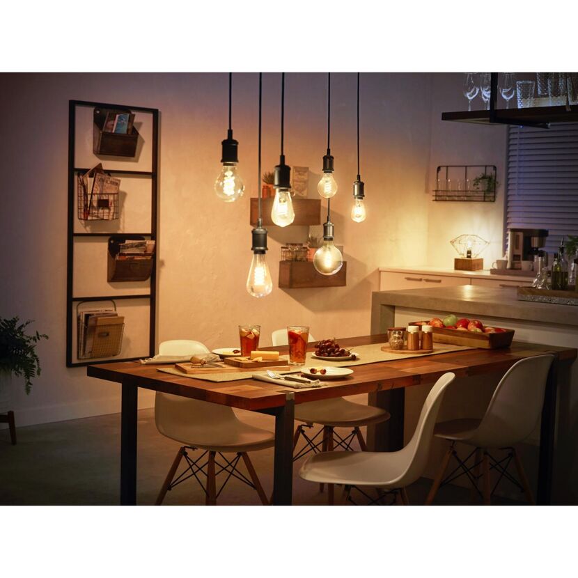 Esstisch beleuchtet mit mehreren warmweißen 'Hue White' LED-Tropfenleuchtmitteln.