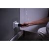 Person steckt Stecker in smarte Steckdose